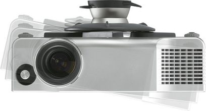 Lysegrå videoprojektor på sort loftbeslag, set forfra og fra siden, objektiv til venstre, ventilationsgitter til højre