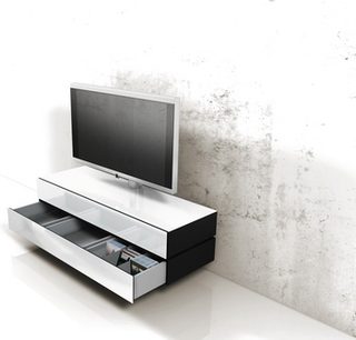 Spectral Brick BR1202-SL hvid og sort TV-møbel, 2 skuffer, plads til skærm, placeret i hjørne på lys grå betonvæg