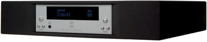 Předzesilovač Linn Majik Kontrol černý, přední panel s modrým LCD displejem, tlačítky a konektory na přední straně