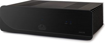 Atoll Electronique AM400 Evolution -tehovahvistin, musta, suorakulmainen kotelo harjattua mustaa alumiinia, kolmen neljäsosan oikealta edestä nähtynä, sileä etupaneeli pyöristetyillä kulmilla ja keskitetty logolla, kolme sinistä LED-merkkivaloa sekä siivekkeelliset jäähdyttimet sivuilla
