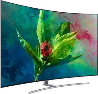 Buet Samsung QE65Q8C 2018-tv, der viser en rød blomst på en blågrøn, luftig baggrund, set fra en trekvartfrontvinkel