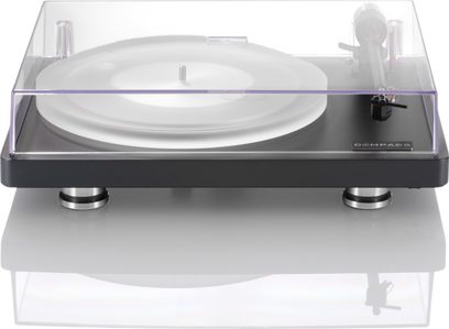 Siyah ClearAudio Compass hi-fi vinil plak çalar ön görünümü, mat siyah dikdörtgen taban, şeffaf kapak altındaki buzlu akrilik dairesel plak, iki metal silindirik ayak üzerine yerleştirilmiş