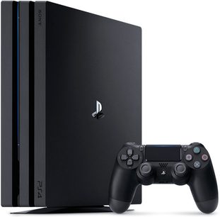 Sort PlayStation 4 Pro-konsol og DualShock 4-controller, stillet lodret på en nedtonet sort og hvid baggrund