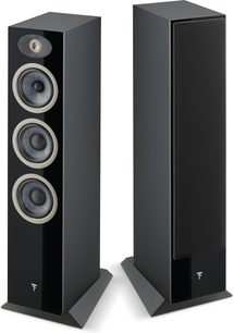 Sada sloupových reproduktorů Focal Theva N°2 v černé barvě, pohled zepředu, 3 reproduktory na přední straně každého reproduktoru