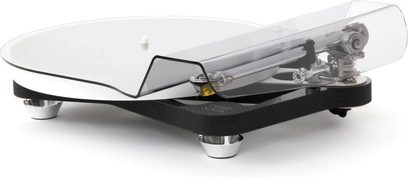 Hi-fi pladespiller Rega Naia med Aphelion 2 MC pickup, set fra en vinkel, sort base, hvidt cirkulært pladetallerken, gennemsigtigt opklappet låg