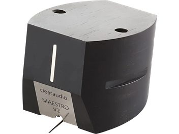 Černá gramofonová přenoska Clearaudio Maestro v2, pohled ze tří čtvrtin, se stříbrnou čelní destičkou a viditelným hrotem