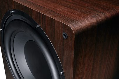 Subwoofer Alpha RS 8 mocca cu carcasă din lemn, finisaj închis, colțuri rotunjite, difuzor circular negru pe fațadă