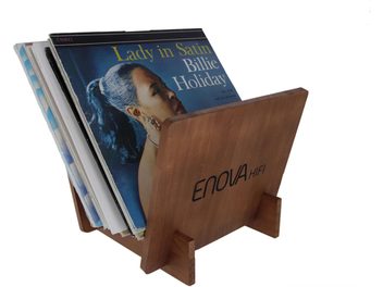 Mobile porta-vinili Enova HIFI Vinyl range 25 in legno di noce, con copertine di dischi posate sopra, visto di tre quarti frontale