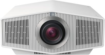 Bílý projektor Sony VPL-XW7000ES, pohled zepředu, uprostřed černý objektiv, boční ventilační mřížky, zaoblený tvar