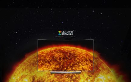 Premium Ultra HD-fjernsyn, der viser et billede af solen med solpletter på en baggrund af stjernehimmel