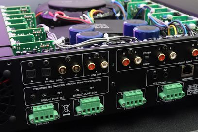 Rotel C8+ többcsatornás erősítő fekete színben. Hátsó panel RCA audió csatlakozókkal és csavaros terminálokkal. Zöld nyomtatott áramkörök