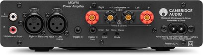 Vista posteriore dell’amplificatore di potenza Cambridge Audio MXW70 in metallo nero, con due prese XLR, due ingressi RCA, quattro morsetti per diffusori rosso e nero, un connettore di alimentazione IEC e selettori di attivazione