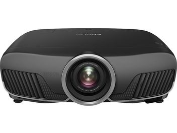 Epson EH-TW9300 sort videoprojektor set forfra, med afrundet form, centralt placeret objektiv omgivet af sidehulsmønstrede ventilationsgitre