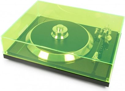 Gennemsigtig fluorescerende grøn EAT C-Sharp pladespiller, set ovenfra i 45° vinkel, låget er lukket, tonearmen er synlig