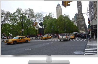 Panasonic TX-L42ET60E 42" fladskærms-TV viser en livlig New York-gade med taxier og skyskrabere