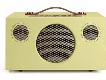 Enceinte connectée Audio Pro C5 MKII W Classic jaune pâle, à trois grilles alvéolées et poignée marron sur le dessus