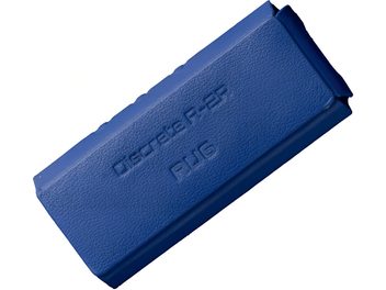 Pouzdro z kůže Cayin pro RU6 v modré zrnitosti, šikmý pohled ukazující přední stranu s embosovaným textem Discrete R-2R