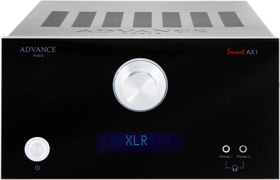 Sort frontpanel på Advance Paris AX1 stereoforstærker, forkromede knapper, blå LCD-skærm, hovedtelefonstik