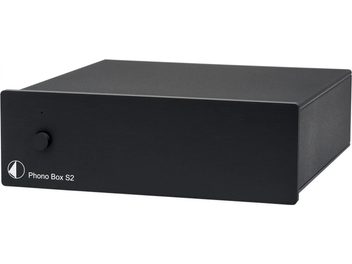 Preamplificatore phono Pro-Ject Phono Box S2 nero, case rettangolare in metallo nero opaco, vista dall'alto 3/4 anteriore, manopola rotante e LED sul pannello frontale