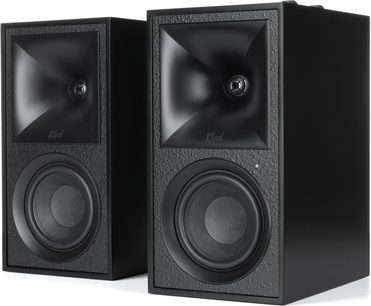 Zwei schwarze Klipsch The Fives Lautsprecher, rechteckige Form, schwarze Frontblende, sichtbare Lautsprecher, Gehäuse aus strukturiertem Holz