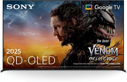 Телевизор Sony BRAVIA 8 II K55XR8 в черно с тънка метална рамка, плосък QD-OLED екран, преден изглед с дискретни крачета в краищата и екран, показващ филмова афиша