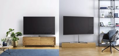 Dwa czarne telewizory Panasonic TX-50EX780E z płaskim ekranem, ustawione na jasnych drewnianych podstawkach w nowoczesnym, minimalistycznym salonie