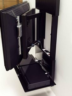 Gisan SM130 sort audio-/videomøbel, set forfra i vinkel, åben dør, hylder, rum med DVD-afspiller