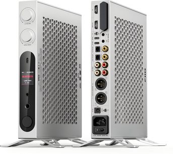 Preamplificatore cuffie hi-fi FiiO K19 argento in alluminio, presentato in verticale su supporto, vista di tre quarti anteriore e posteriore con pannello frontale nero dotato di due manopole, piccolo schermo e prese cuffie, fianchi con griglia a nido d’ape e pannello posteriore con numerose porte audio