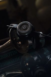 Offener Hi-Fi-Kopfhörer Grado SR325x, Nahaufnahme der linken Seite, glänzendes schwarzes Metallgehäuse und -bügel