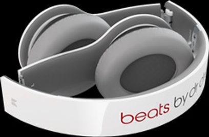 Hvid Beats by Dr. Dre hovedtelefoner, set forfra i perspektiv, ovale ørekopper, bred hovedbøjle, tykke ørepuder