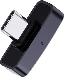 Безжичен предавател Questyle QCC DONGLE PRO, компактен, черен, с метален USB-C конектор, показан в близък план