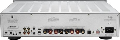 Parasound 2125 sølvfarvet effektforstærker, frontvisning, sølvfarvet frontpanel med knapper, stik og indikatorlys