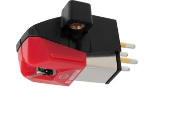 Cellule pour platine vinyle Audio Technica AT-VM95ML en plastique rouge et noir avec corps métallique gris, vue de trois-quarts avant, pointe de lecture apparente et quatre broches de connexion dorées
