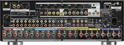Framifrånvy av en svart Marantz SR6011 hemmabioanläggning med många uttag, knappar och rattar på frontpanelen