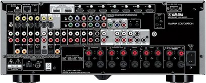 Wzmacniacz kina domowego Yamaha RX-A1030 w kolorze srebrnym, widok z przodu, liczne gniazda i przyciski, wyświetlacz cyfrowy