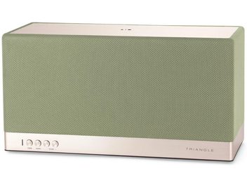 Enceinte conectada Triangle AIO 3 verde sálvia, tecido em malha, base em metal escovado com botões na frente, vista em três quartos
