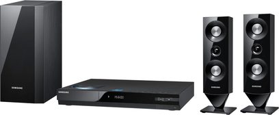 Sort Samsung HT-C6200 hjemmebiografsystem bestående af en Blu-ray-afspiller, to højttalertårne og to kompakte højttalere