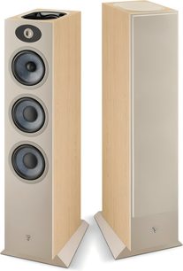 Set aus zwei Focal Theva N°3-D Standlautsprechern in hellem Eichenholz, aus Dreiviertelansicht, mit drei runden Frontlautsprechern, einem nach oben gerichteten Lautsprecher und einem abnehmbaren Gitter, das einen der Lautsprecher abdeckt