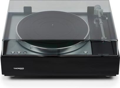 Gramofon Thorens TD 1601 v černém lesklém provedení, pohled shora zepředu, černý talíř, raménko, průhledný protiprachový kryt