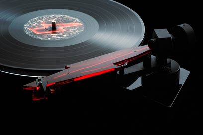 Pro-Ject AC/DC piiratud väljaandega hi-fi vinüülplaadimängija punase noolekujulise helikäpaga ja pöörleva musta plaadiga