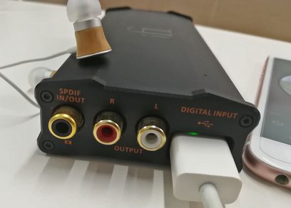 Convertisseur audio DAC iFi Audio Micro iDSD Black Label, vue de face rapprochée, connecteurs RCA et USB, bouton rotatif