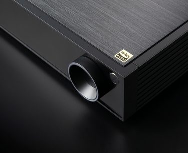 Convertor audio DAC Rose RD160 negru, vedere din unghi, buton circular argintiu, suprafață texturată, logo Hi-Res Audio