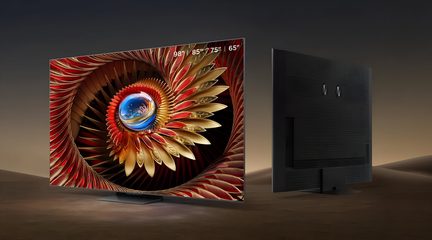 Vista oblicua de dos televisores ultrafinos negros de metal: uno de frente, con marco casi inexistente, base central rectangular y pantalla con diseño fractal en rojo y dorado; el otro de espaldas, mostrando el panel texturizado y el soporte central.