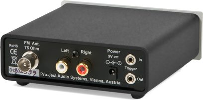 Pro-Ject Tuner Box S sølvfarvet, rektangulært sort kabinet, sølvfarvet frontpanel, knapper og lydstik på frontpanelet