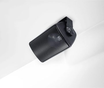Diffusore Canton Pro XL.3 nero laccato montato a soffitto su supporto orientabile con griglia metallica nera