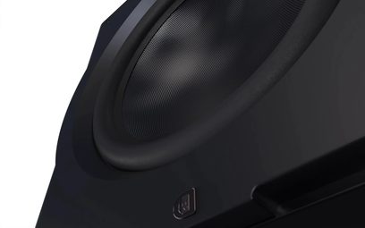 Perlisten R18s zemfrekvenču skaļrunis, tuvplāns, melns teksturēts konuss, noapaļota mala, apakšējais kreisais stūris, redzams logotips