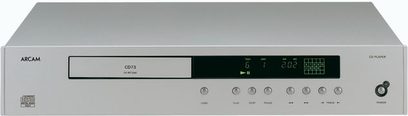 Arcam DIVA-CD73 CD-afspiller, sølvfarvet frontpanel, blå skærm, knapper og kontrolhjul, CD-bakke, frontvisning på ensfarvet grå baggrund