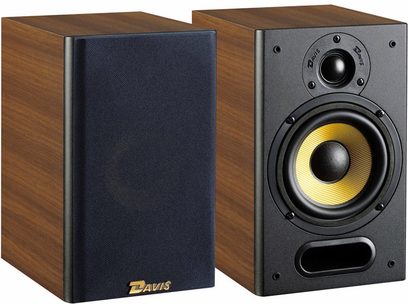 Regálové reproduktory Davis Acoustics MUSIC 3 ořech, pohled zepředu, dřevěná skříň, černý reproduktor, žlutý tweeter