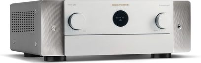 Marantz Cinema 50 silver hemmabioanläggning, frontvy, silverfärgad front med knappar, rattar och centralt blått displayfönster