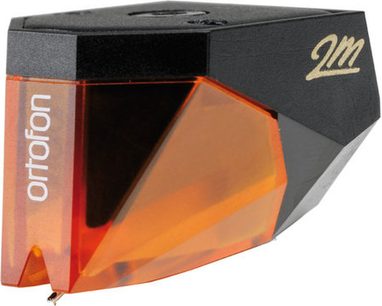 Music Hall MMF 7.1 sort pladespiller, set forfra i perspektiv, orange tonarm, sort pickup